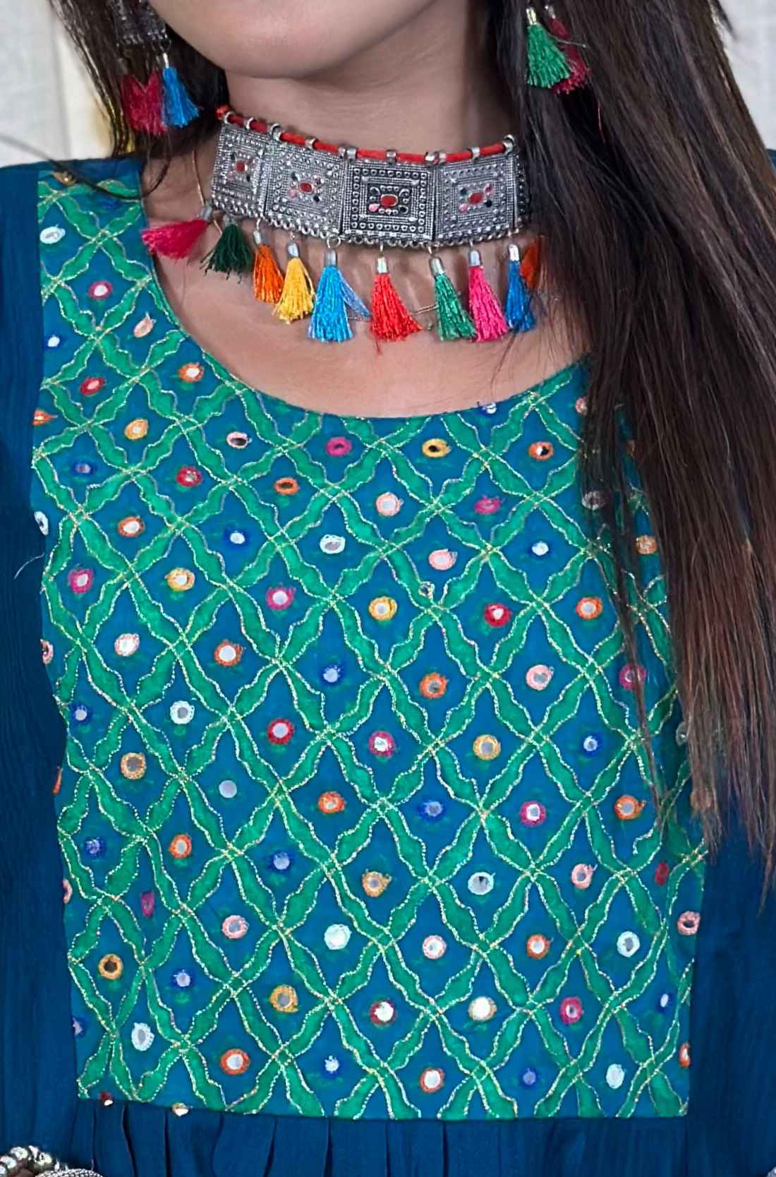 Close-up – Mirror hand work dark blue Aline Kurta