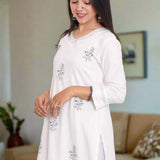 Women wearing white cotton kurta showing the side of the kurta
