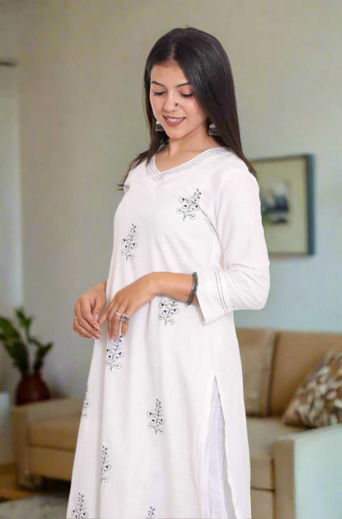 Women wearing white cotton kurta showing the side of the kurta
