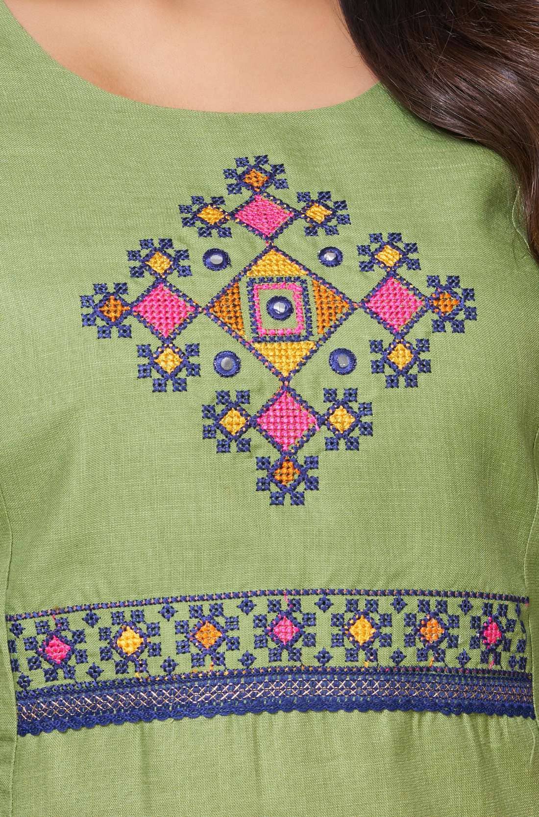 Close Up View Of Green Kurta Set Of Women Showing Detail